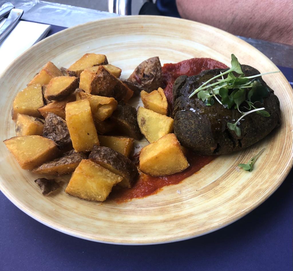 vwggie-burger and chips from L'hostalet de Canet