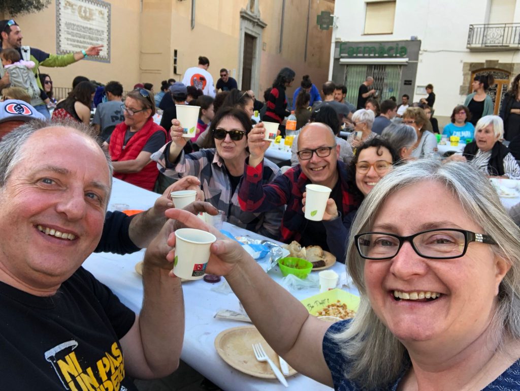 New friends with whom we enjoyed the calçotada