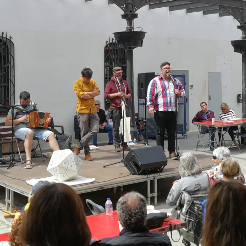 improvised singing in Malgrat de mar on the eve of Sant Jordi day