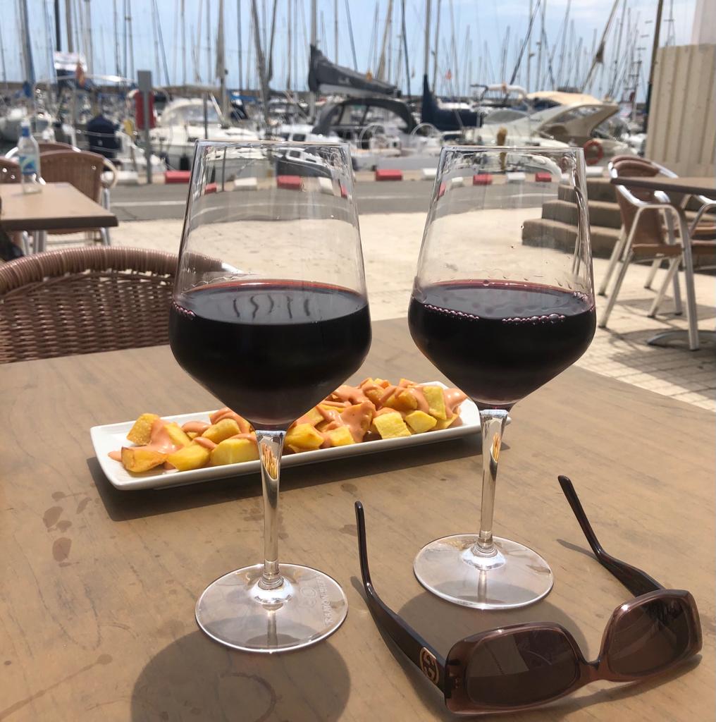 wine and braves at Restaurante Lolas in Port Masnou